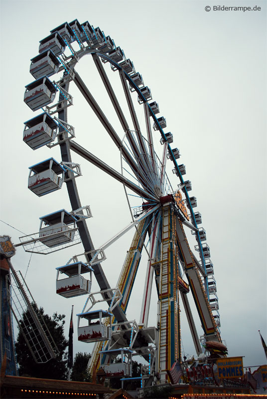 Ein kleines Riesenrad auf einem Volksfest