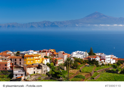 Blick auf Agulo und den Teide Vulkan