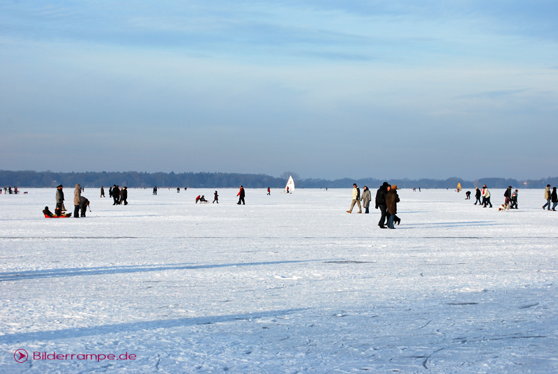 Skifahren und Rodeln im Schnee