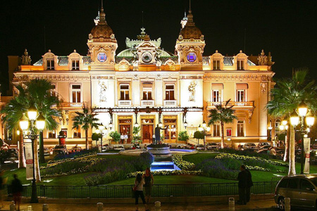 Quelle: "Real Monte Carlo Casino" by sam garza from Los Angeles, USA - Monte-Carlo Casino. Licensed under CC BY 2.0 via Wikimedia Commons