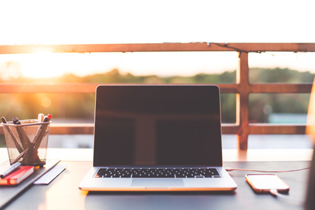 Arbeiten mit dem Laptop im Sonnenschein | Foto: Viktor Hanacek, picjumbo.com