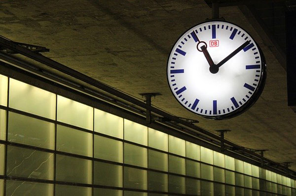 Uhr am Bahnhof | Foto: tillburmann, pixabay.com, Pixabay License