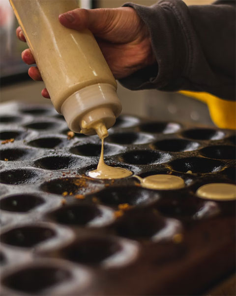 Poffertjes ist ein typisch holländisches Gericht, das man zum Frühstück, als Süßspeise oder zum Nachtisch essen kann.